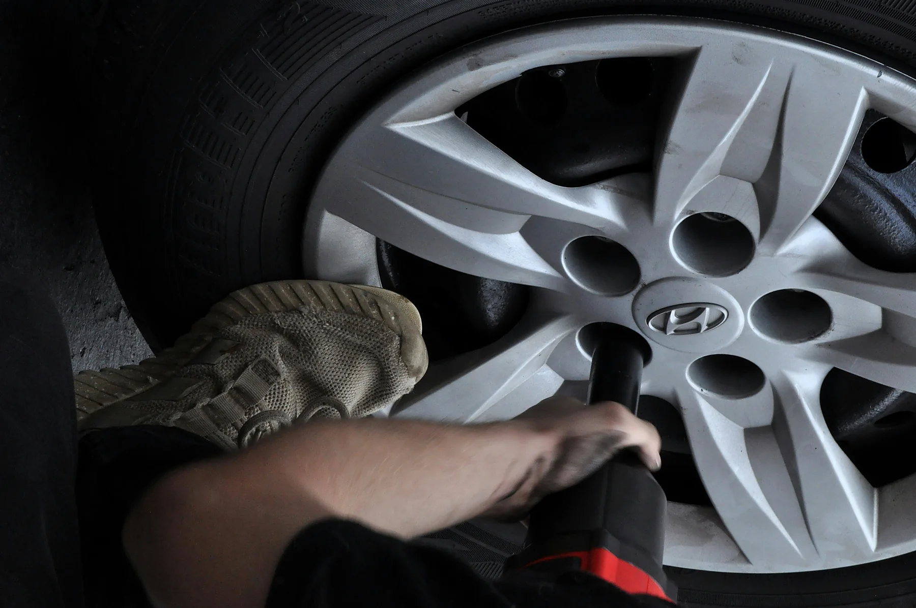 Wheel service equipment